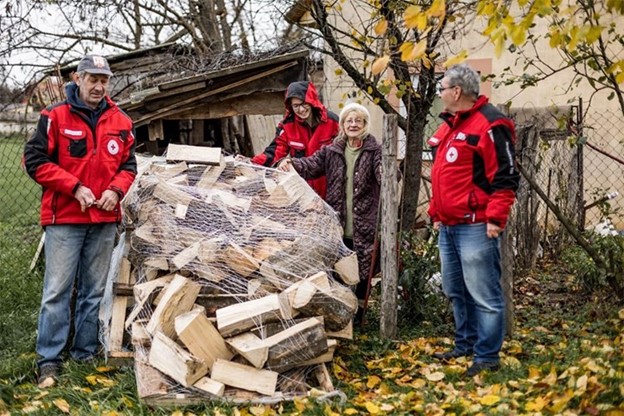 Beli Manastir: Drva i prehrambeni paketi za starije osobe koje žive u siromaštvu - Hrvatski Crveni križ i Hrvatska udruga poslodavaca